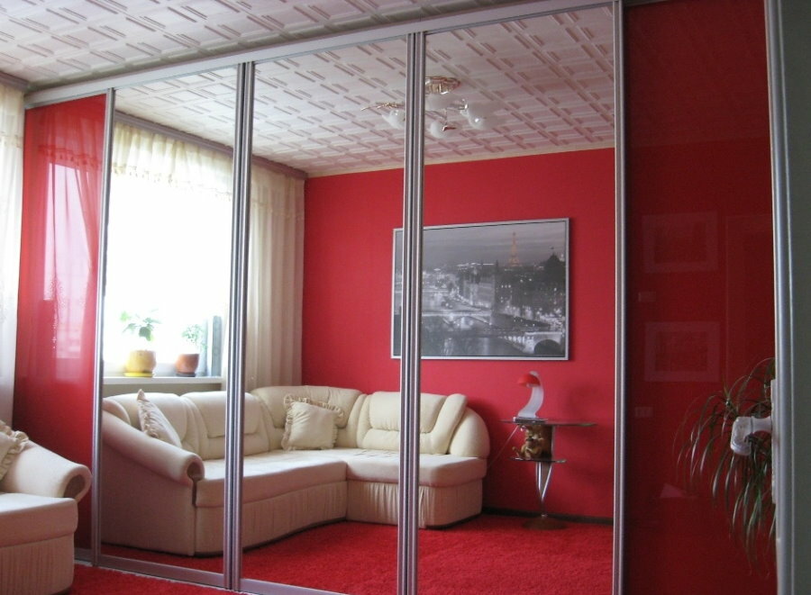 Spiegelkast in de rode woonkamer