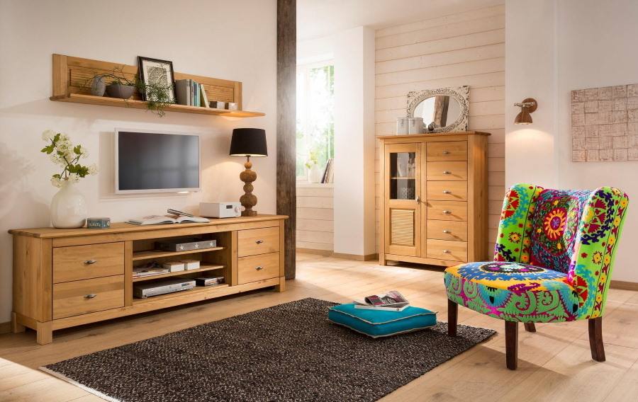 Barvit naslanjač v dnevni sobi s pohištvom iz masivnega lesa
