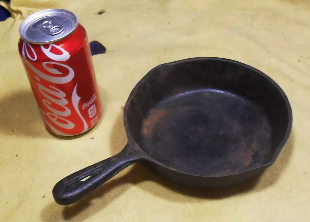 Coca Cola und Bratpfanne
