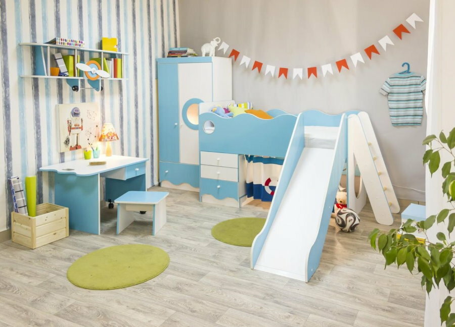 Kinderbett mit Rutsche in einem modularen Möbelset