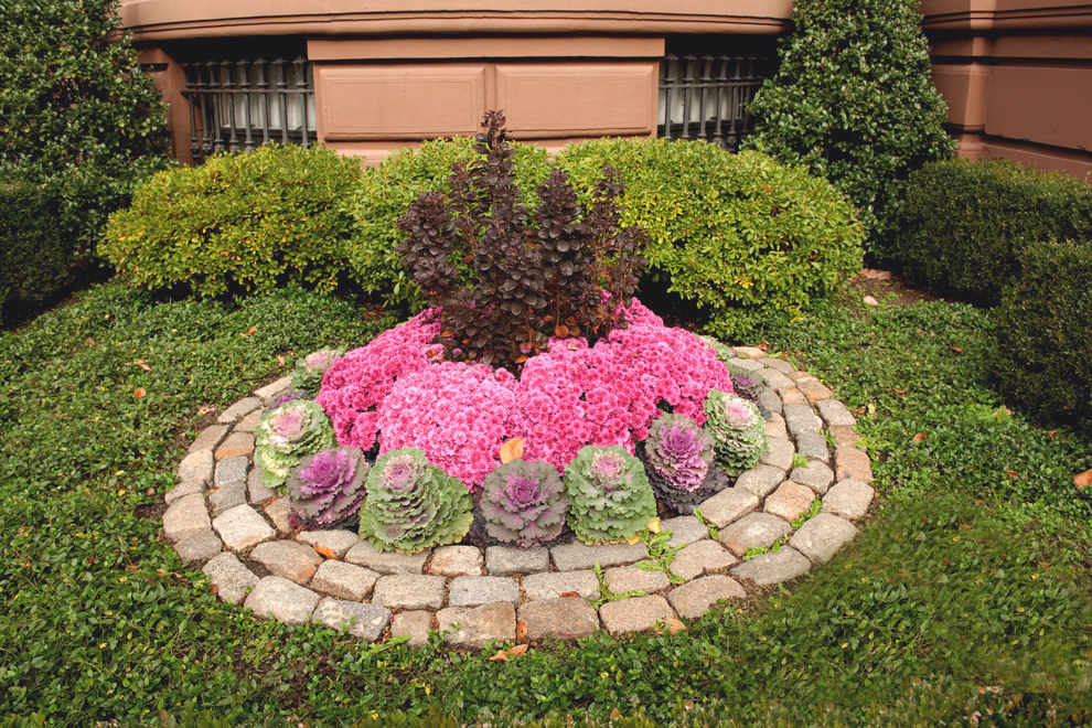 Round flower bed with natural stone border