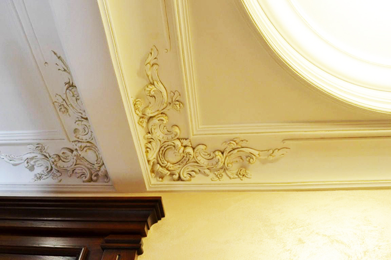 Gips plafondplinten worden vaak gecombineerd met stucwerk van een soortgelijk ontwerp