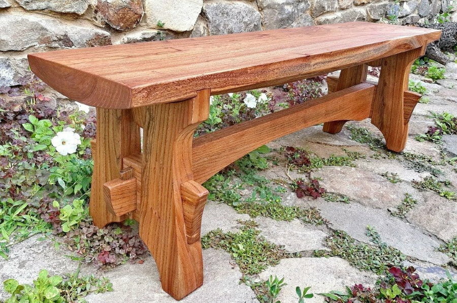 Dřevěná lavice bez jediného hřebíku