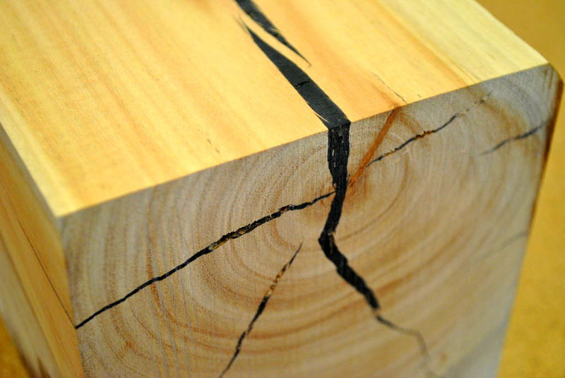 Epoxyhars is een van de meest betrouwbare manieren om scheuren in een houtblok te repareren