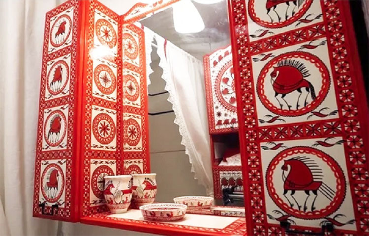 Des motifs de contes de fées traditionnels ont été utilisés dans la conception d'artisanat et de meubles dans le nord de la Russie
