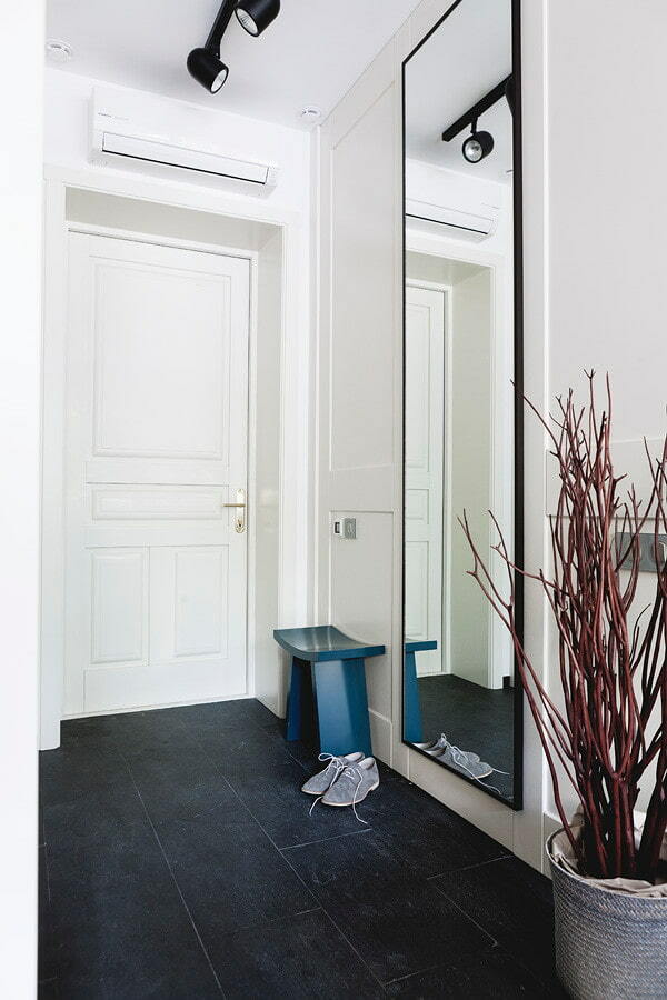Smalt speil i full lengde i korridoren til leiligheten