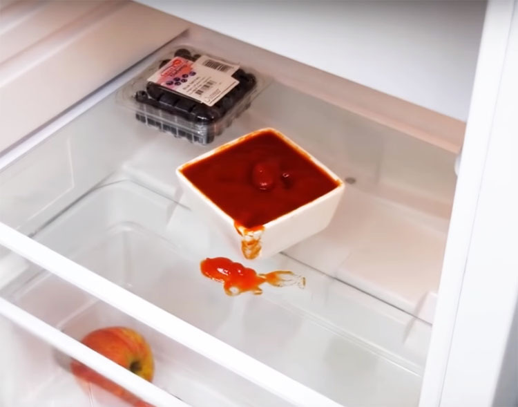 Ak sa niečo rozleje v chladničke, je lepšie poličku ihneď umyť, ale nie vždy je na to dostatok času.