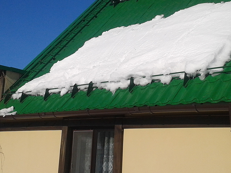 Los protectores de nieve distribuyen uniformemente la carga sobre la superficie del techo