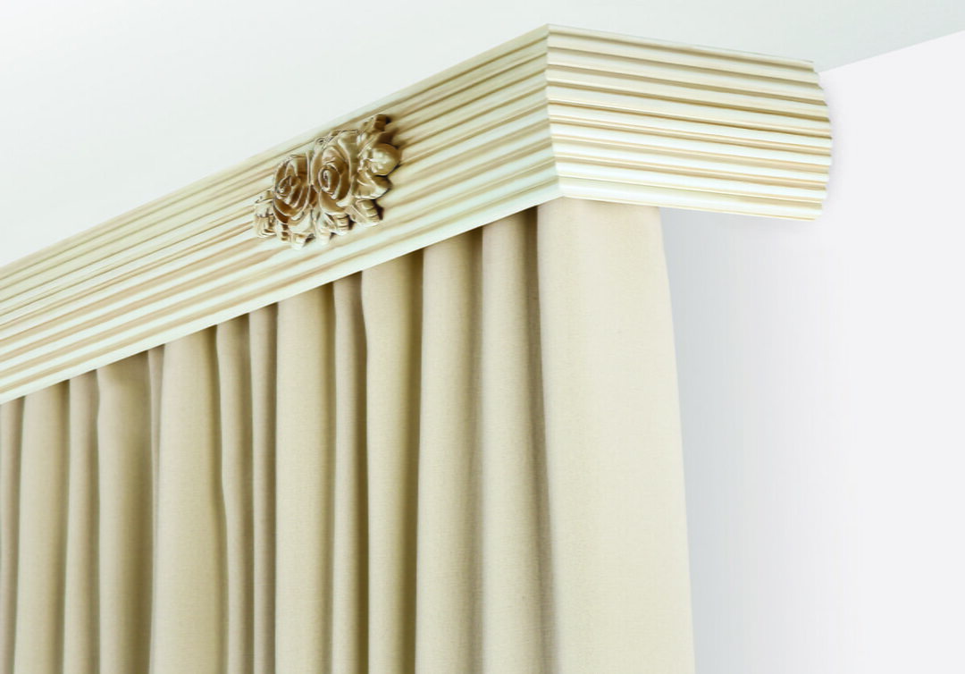Baguetter för gardiner: typer av hur man hänger vägg- och tak gesimser, foto
