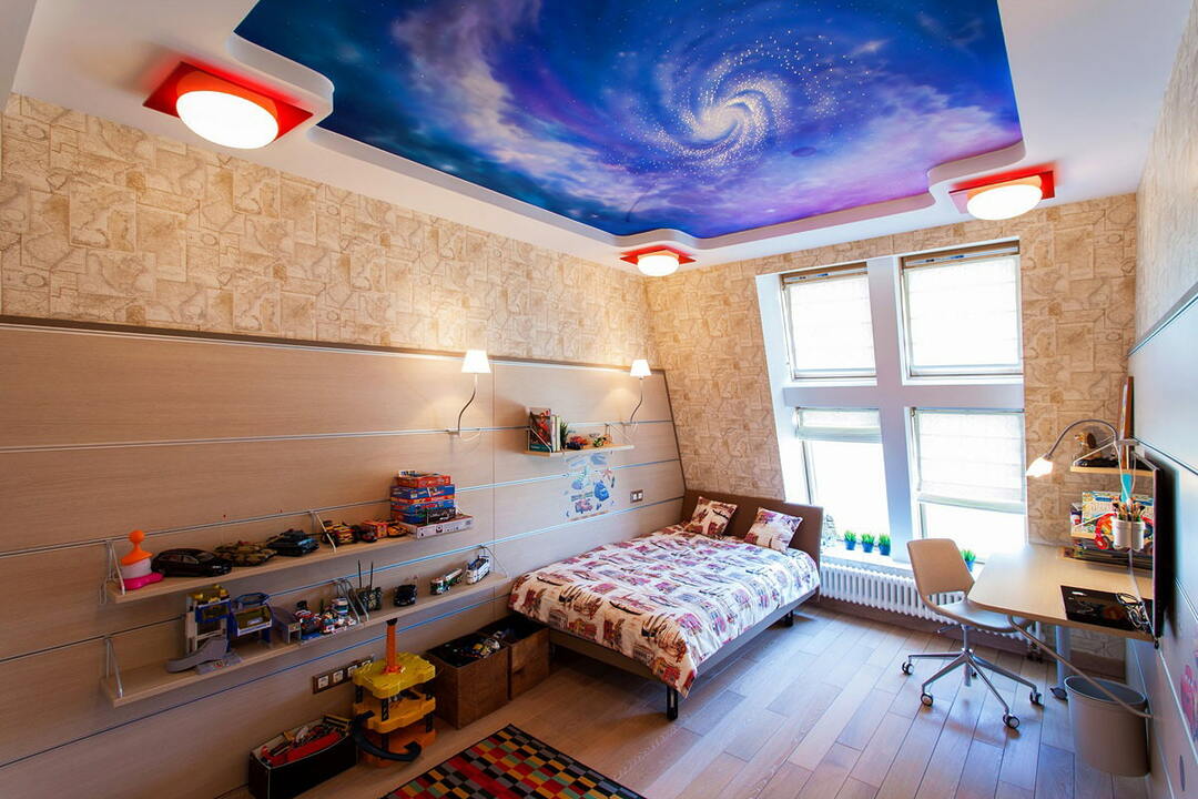Çocuğun odasında tavanda tavan lambaları
