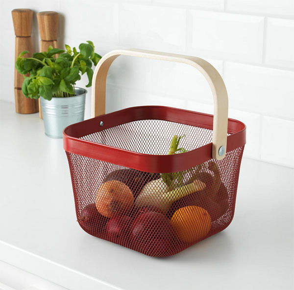 Un simile cestino può essere utile non solo in cucina, ma anche per riporre oggetti in altre stanze.