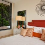 קיר צמחים בחדר השינה