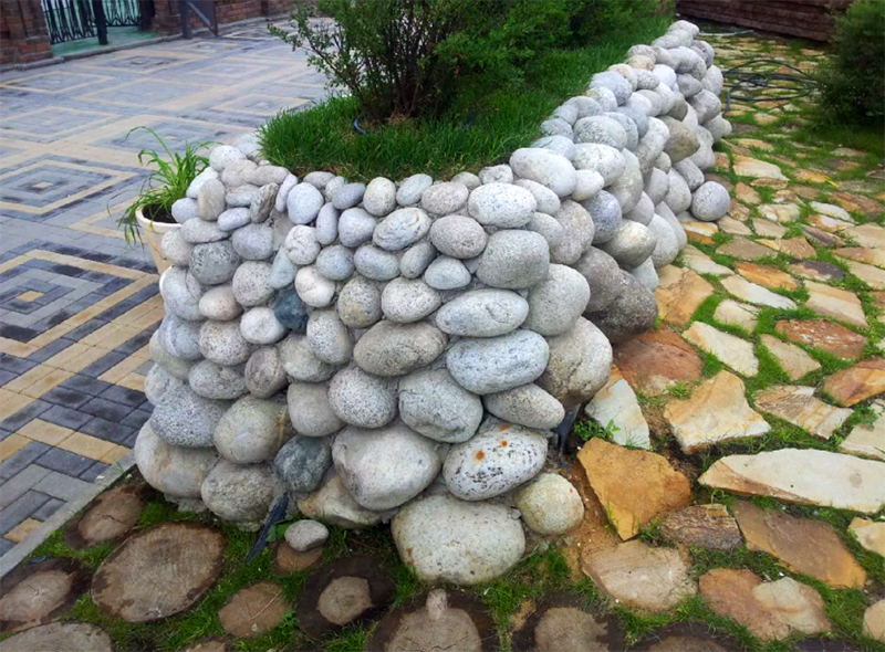 Ideoita puutarhan koristamiseen kivillä: hienosti ja turhaan