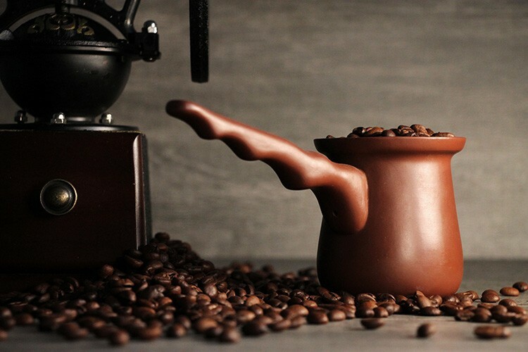 Für Kaffeekenner gelten Keramik oder Ton als das beste Material für einen Türken, da sie einzigartige Eigenschaften haben, um das Aroma zu erhalten.