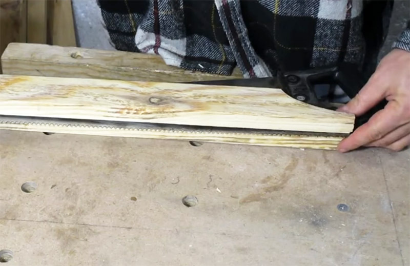 Vous pouvez préparer deux planches de bois, entre lesquelles il est pratique de poser la scie