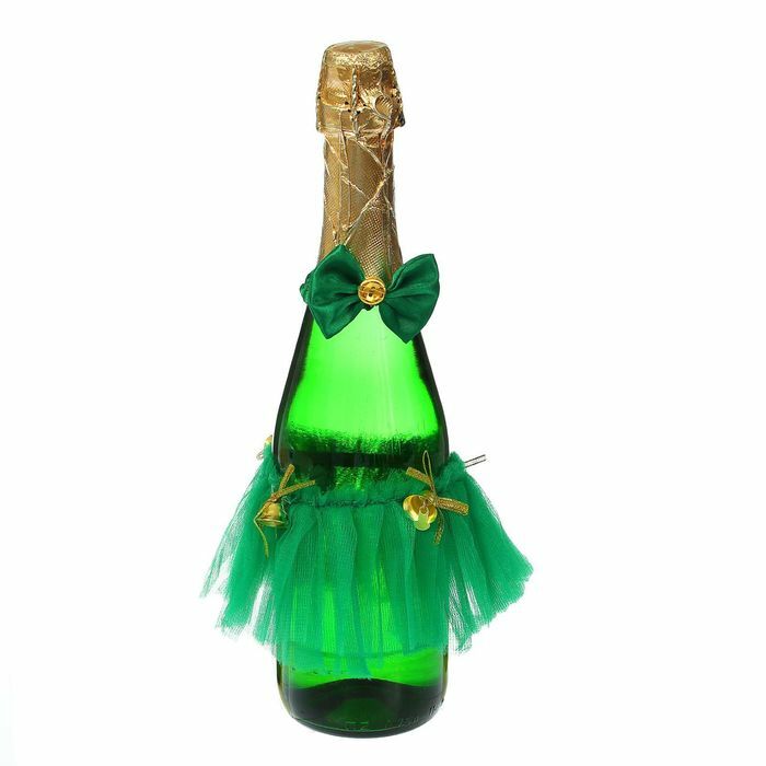 Ropa para una botella, un juego de 2 piezas: una falda, un lazo, color verde.