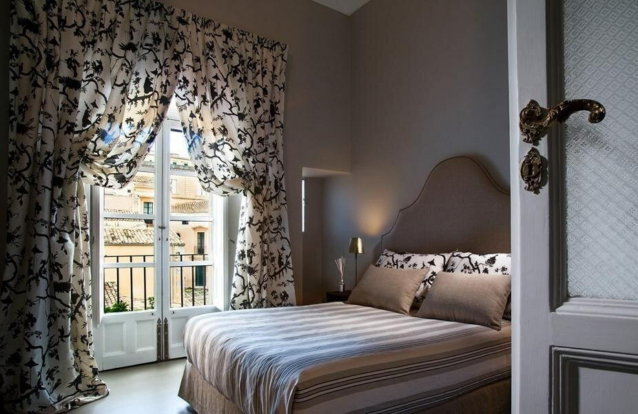 Talianske záclony vyrobené z ľahkej tkaniny v spálni
