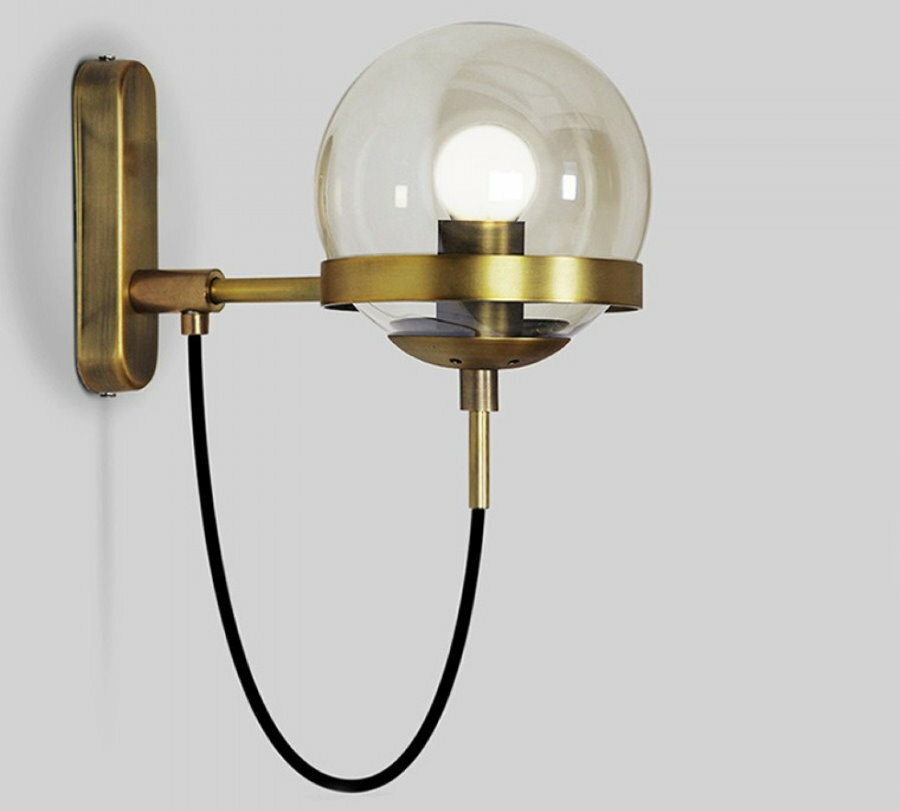 Svjetiljka u retro stilu na zidu u hodniku