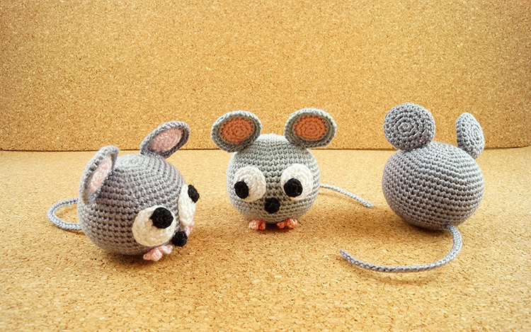 Du kan dekorere en strikket mus på forskjellige måter