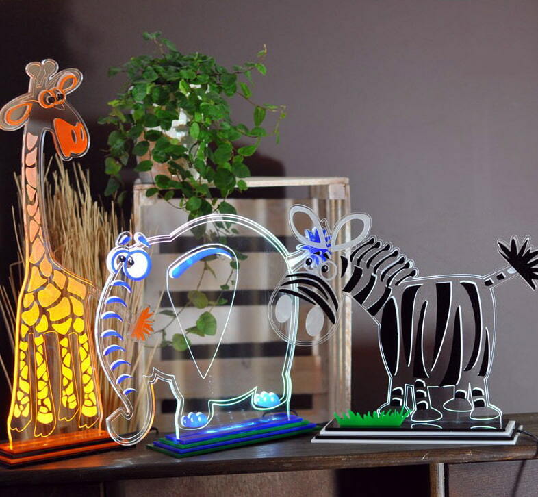 Interessante nattbordslamper av gjennomsiktig plast