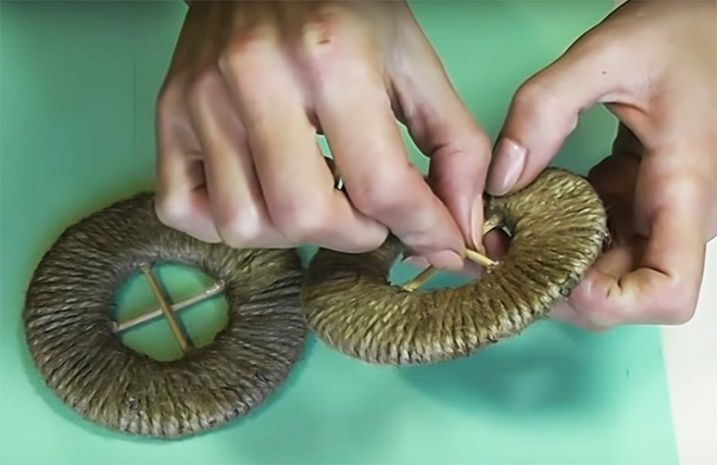 Hjulenes eger kan laves af tandstikker eller grillpinde. Fix deres ender med lim i den ønskede position