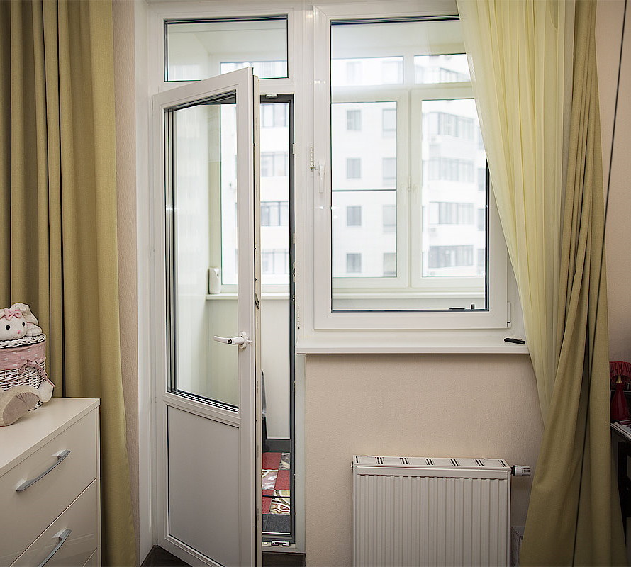 Offene Tür eines Balkonblocks in einer Wohnung