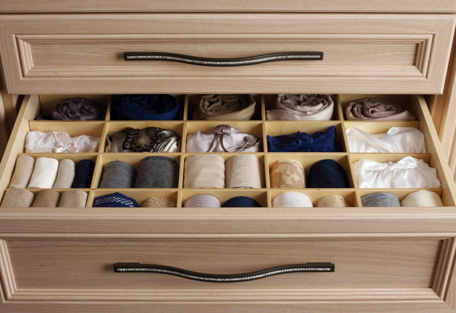Drawer cabinet with compartments for small items