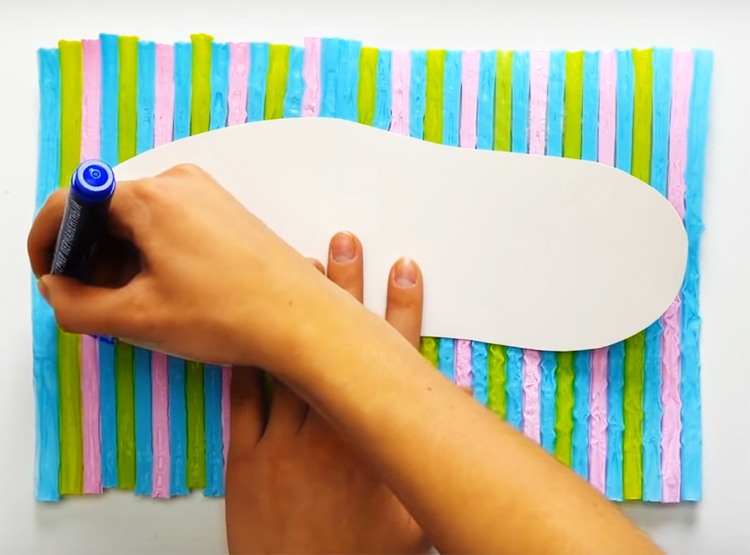 Sie können diesen Kunststoff für viele verschiedene Zwecke verwenden. Zum Beispiel - Badeschuhe herstellen. Es ist ganz einfach: Zeichnen Sie Ihren Fuß auf Papier, machen Sie eine Schablone und übertragen Sie sie auf den Kunststoff, um die Sohle auszuschneiden.