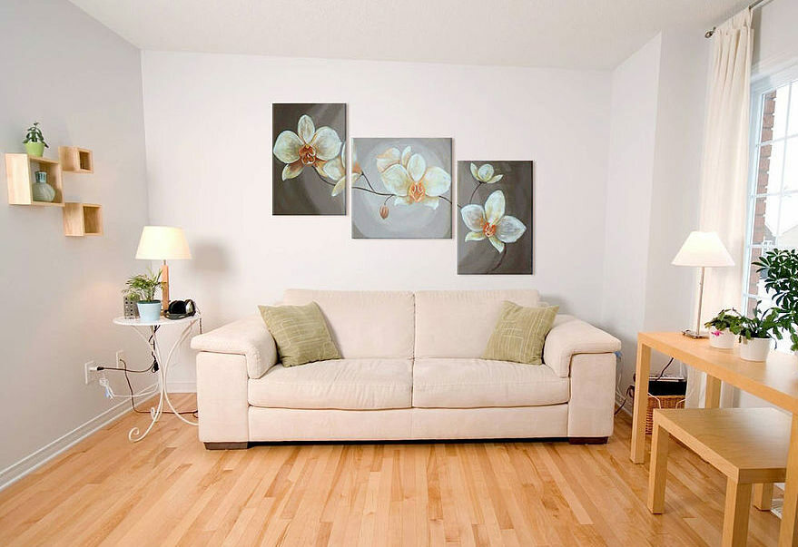 Platzierung von modularen Gemälden über dem Sofa mit einer Leiter