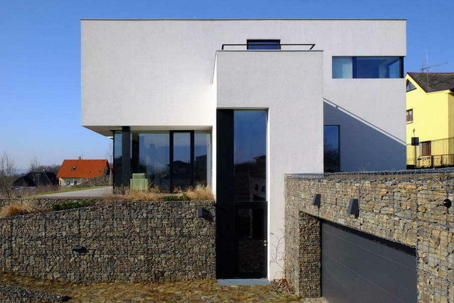 Privat hus i moderne stil med gabion -base