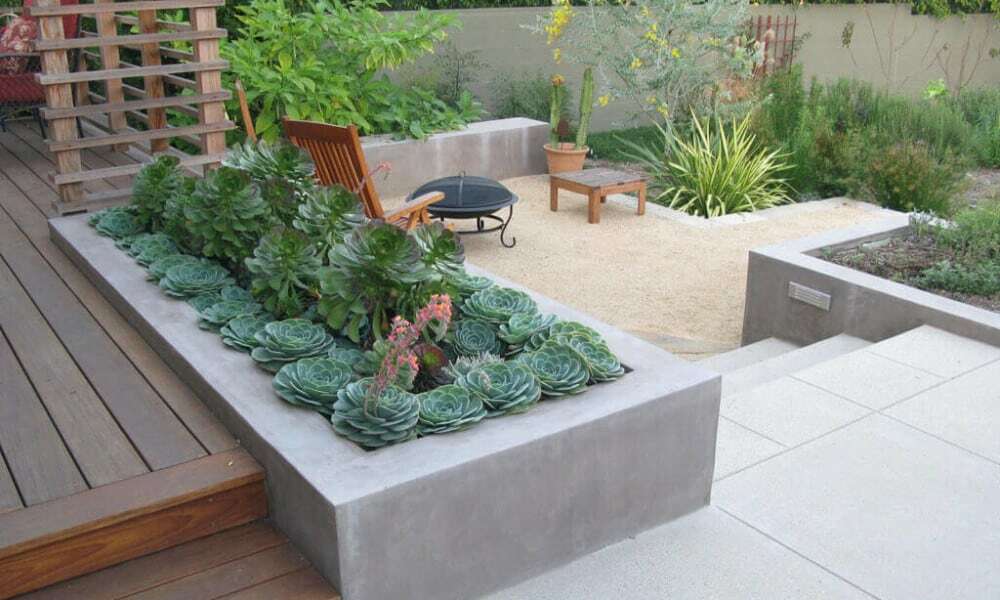 Obdĺžnikový betónový záhon s nenáročnými rastlinami