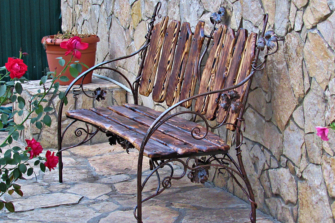 lavice z tepaného železa vo francúzskom štýle