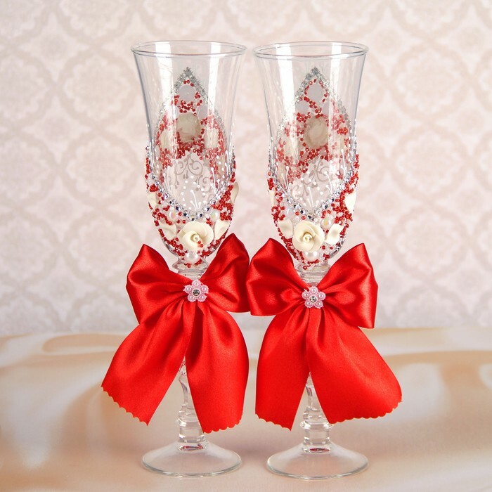 Et sæt bryllupsglas 2 stk med stuk, perler og røde sløjfer