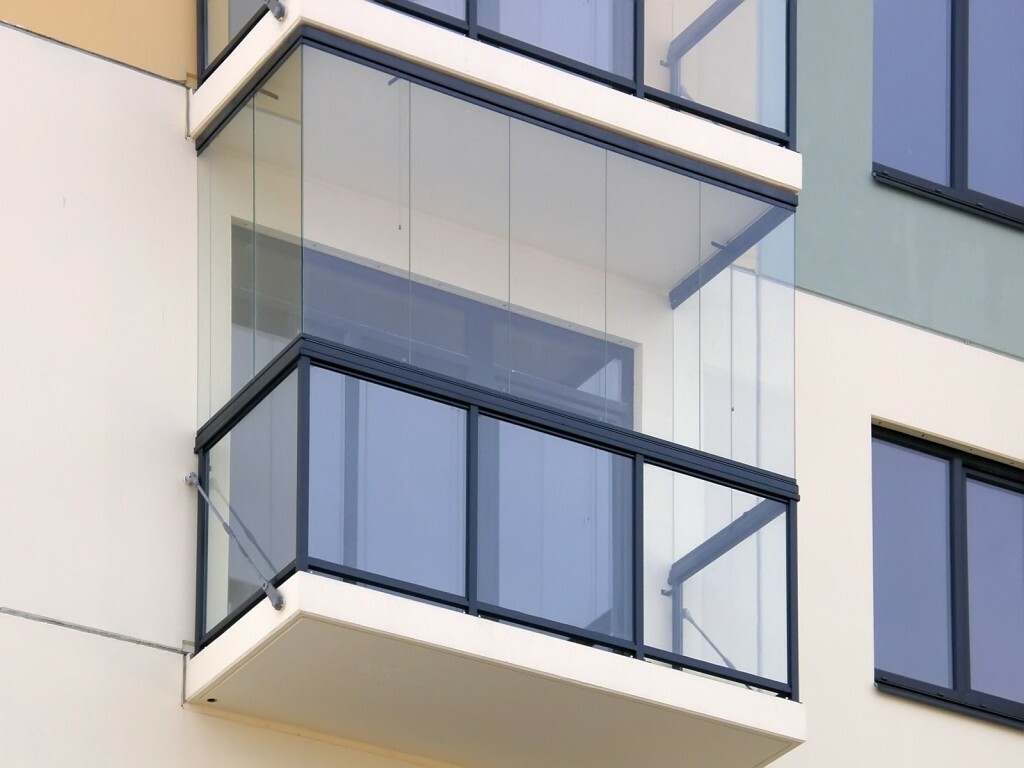 Beglazing van balkons in Chroesjtsjov: voor- en nadelen van afwerking, ontwerpfoto