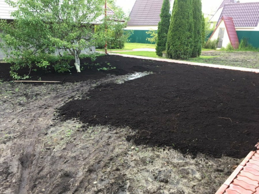 Preenchimento com terra preta para o jardim
