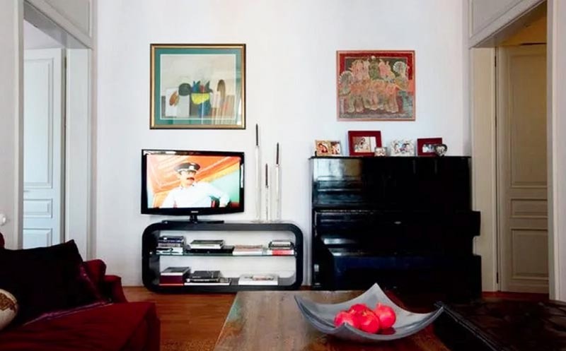 Futūristisks TV statīvs lieliski sader ar antīkām klavierēm