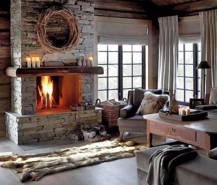 Židinys norvegiško stiliaus medinio namo svetainėje