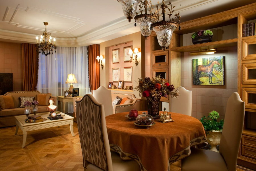 מנורות וינטאג 'בסלון עם שולחן אוכל