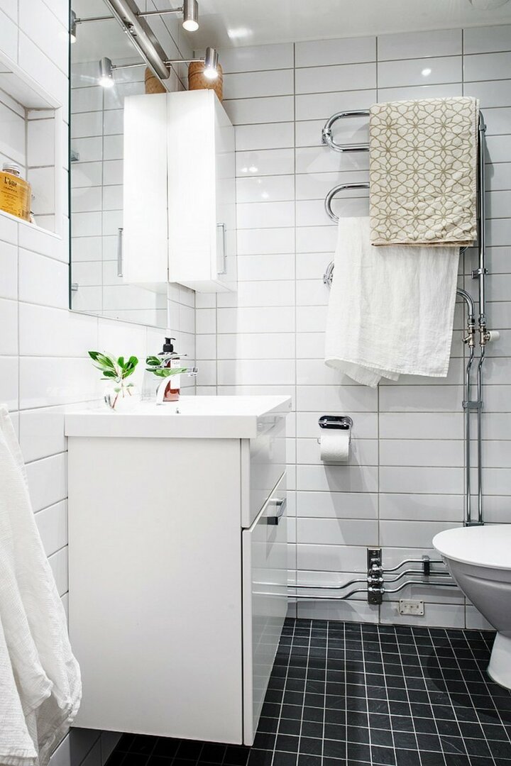 Pieni yhdistetty kylpyhuone skandinaaviseen tyyliin