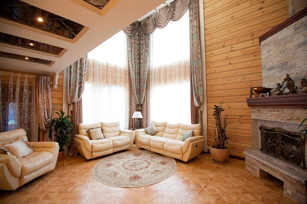 Sala de estar em uma casa de madeira