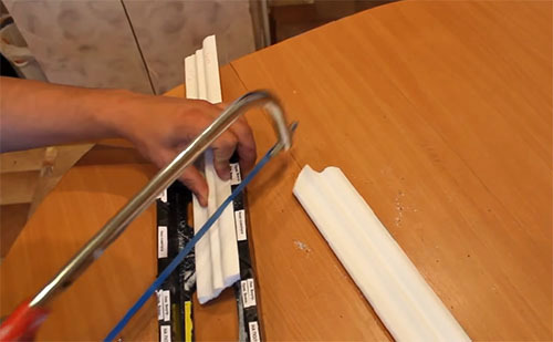 Come e come tagliare uno zoccolo di plastica: le sottigliezze di lavorare con il materiale