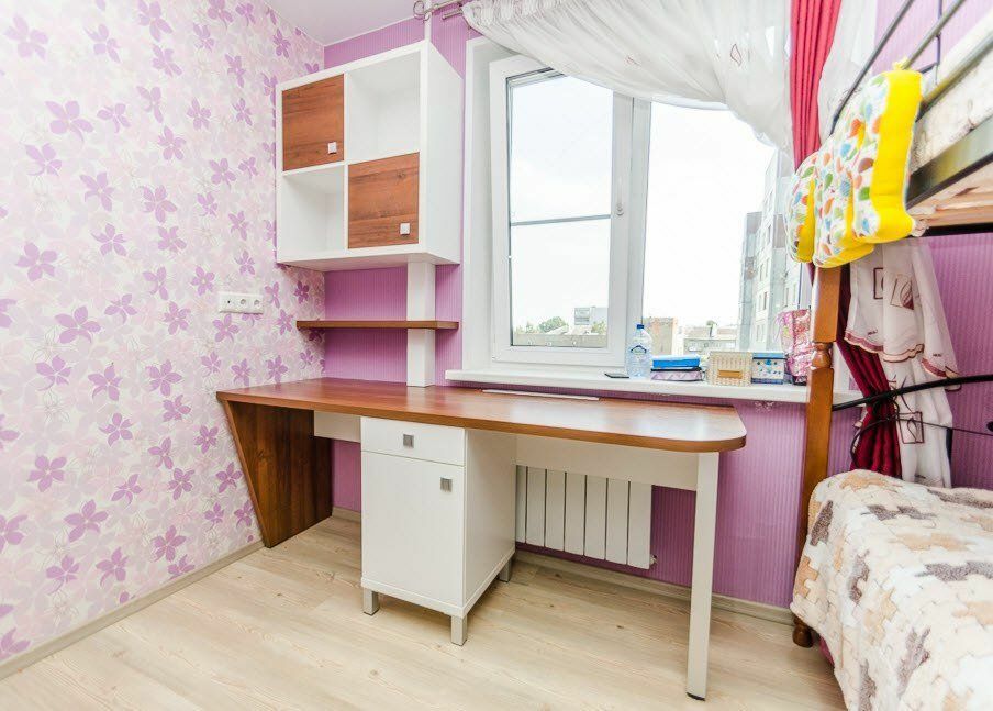 Writing table with a central cabinet in the child's room