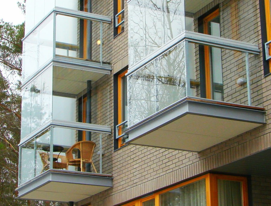 Utvändig vy över balkonger med franskt glas