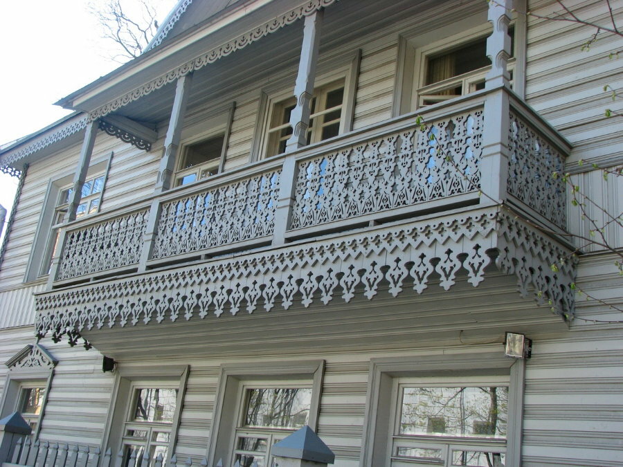 Schöner Balkon mit Holzschnitzereien