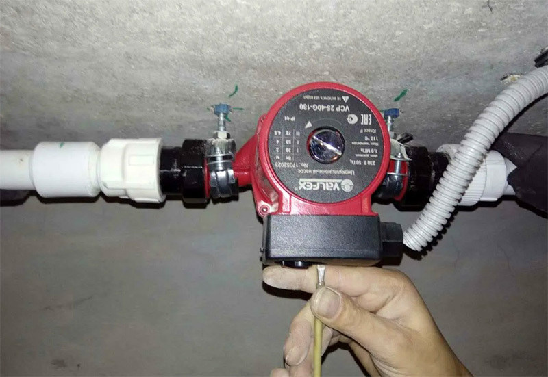 Überhitzung und Überwucherung von Ablagerungen dürfen nicht zugelassen werden. Alle elektrischen Teile der Pumpe müssen auf Beschädigungen der Verkabelung überprüft werden.