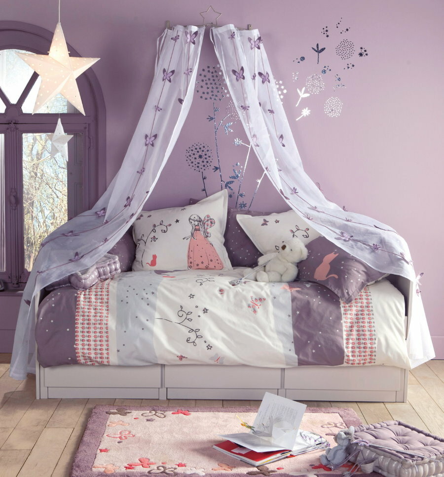 Łóżko z baldachimem na liliowej ścianie