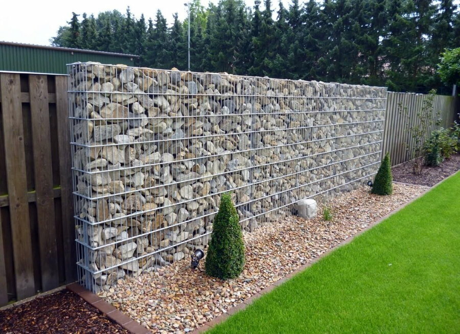 Tvora, pagaminta iš gabionų sode