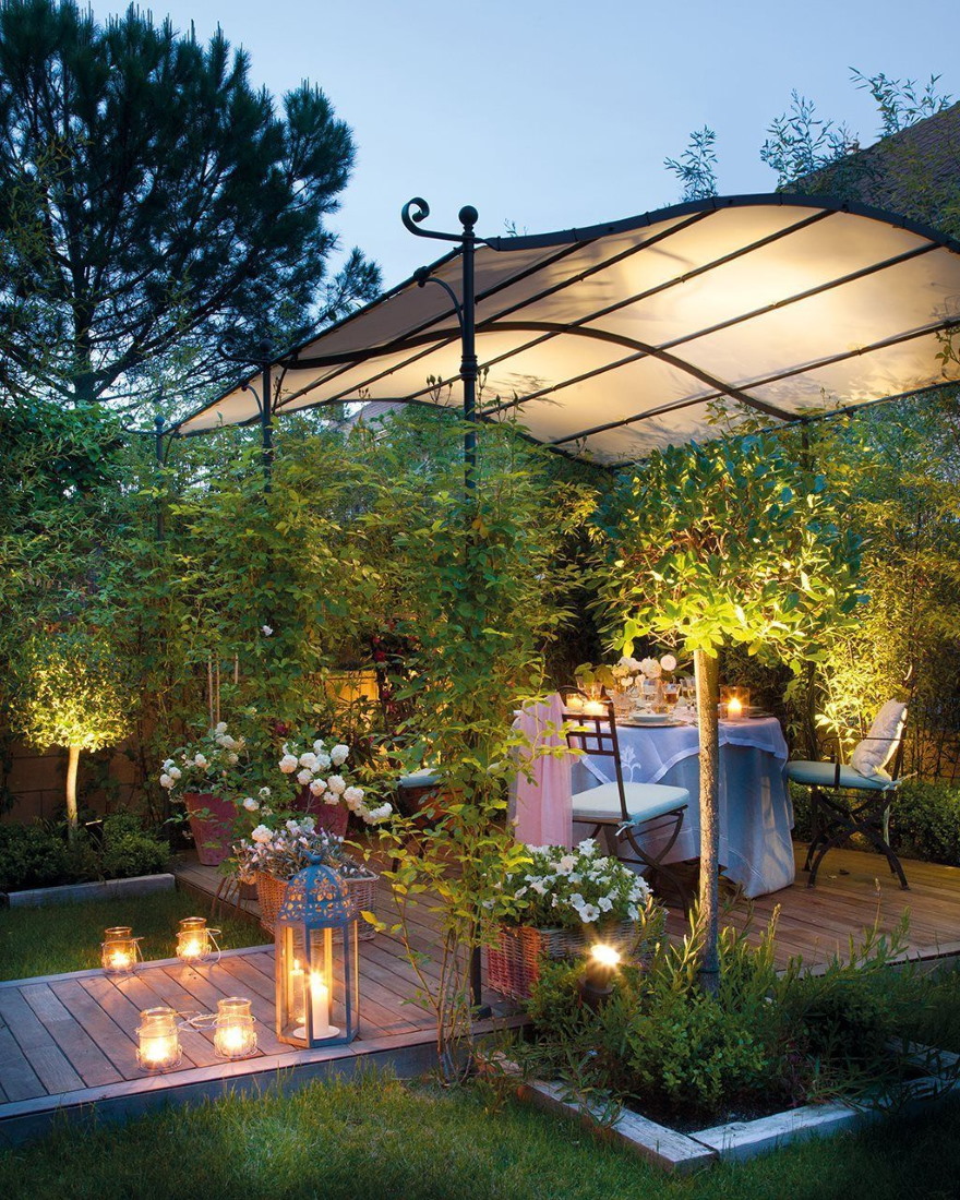 Romantisk atmosfär i ett öppet lusthus i trädgården