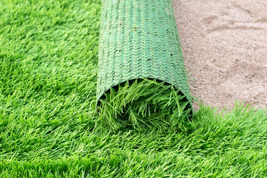 Sztuczny i rolowany trawnik w projektowaniu krajobrazu domku letniskowego i domu, zdjęcie