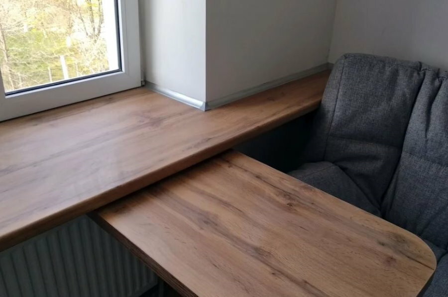 Kihúzható asztal a konyhában erkéllyel